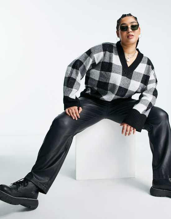 https://images.asos-media.com/products/violet-romance-plus-oversized-v-neck-sweater-in-monochrome-check/200348064-3?$n_550w$&wid=550&fit=constrain