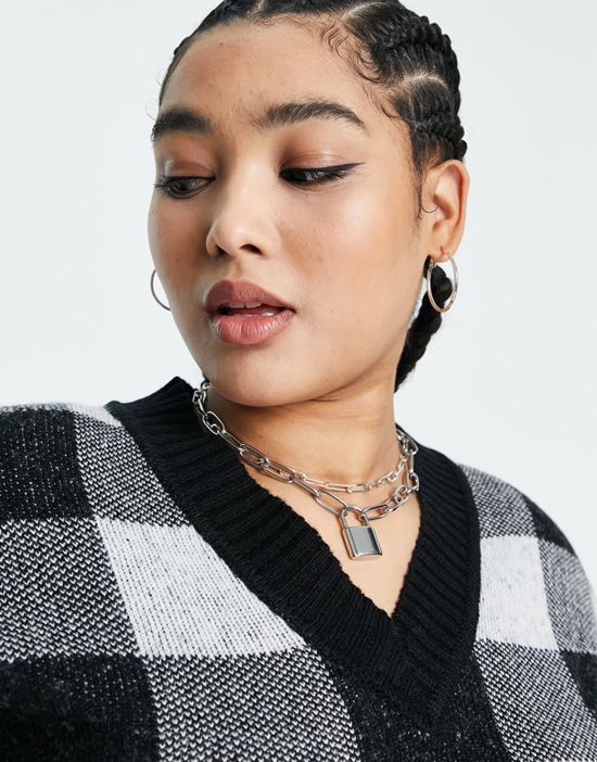 https://images.asos-media.com/products/violet-romance-plus-oversized-v-neck-sweater-in-monochrome-check/200348064-4?$n_550w$&wid=550&fit=constrain