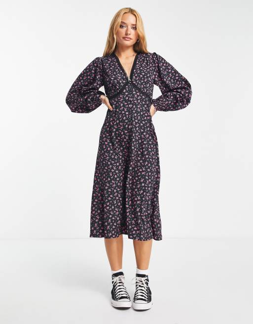 Violet Romance - Robe mi-longue avec finitions en dentelle et imprimé fleurs