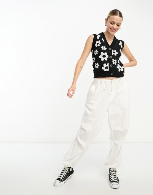 Violet Romance Tall - Cropped sort striktop med hvidt blomstermønster, 2 af 4