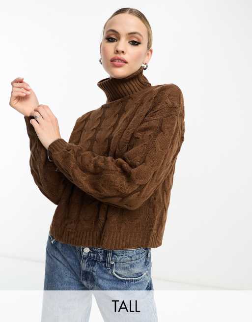 Violet Romance Tall - Gebreide kabeltrui met cropped pasvorm en col in chocoladebruin