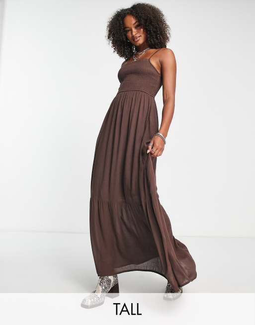 Violet Romance - Tall - Midaxi jurk met gesmokt lijfje en bandjes in chocoladebruin