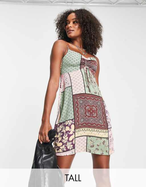 Violet Romance Tall - Robe courte à fines bretelles et imprimé effet patchwork
