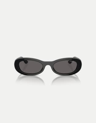 Vogue – Ovale Sonnenbrille in Schwarz mit grauen Gläsern - view 1