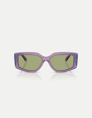 Vogue - Rechteckige Sonnenbrille in transparentem Perlenlila mit grünen Gläsern