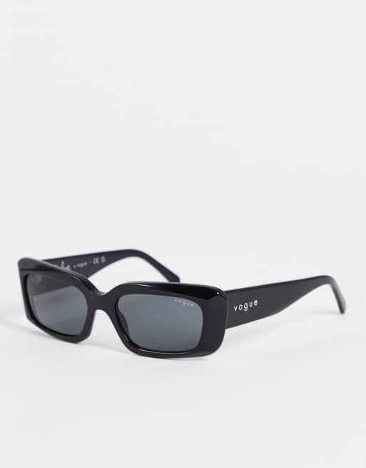 Vogue X Hailey Bieber – Czarne okulary przeciwsłoneczne w prostokątnych oprawkach