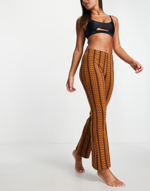 Volcom – Apres – Spodnie dzwony z kolorowym wzorem 