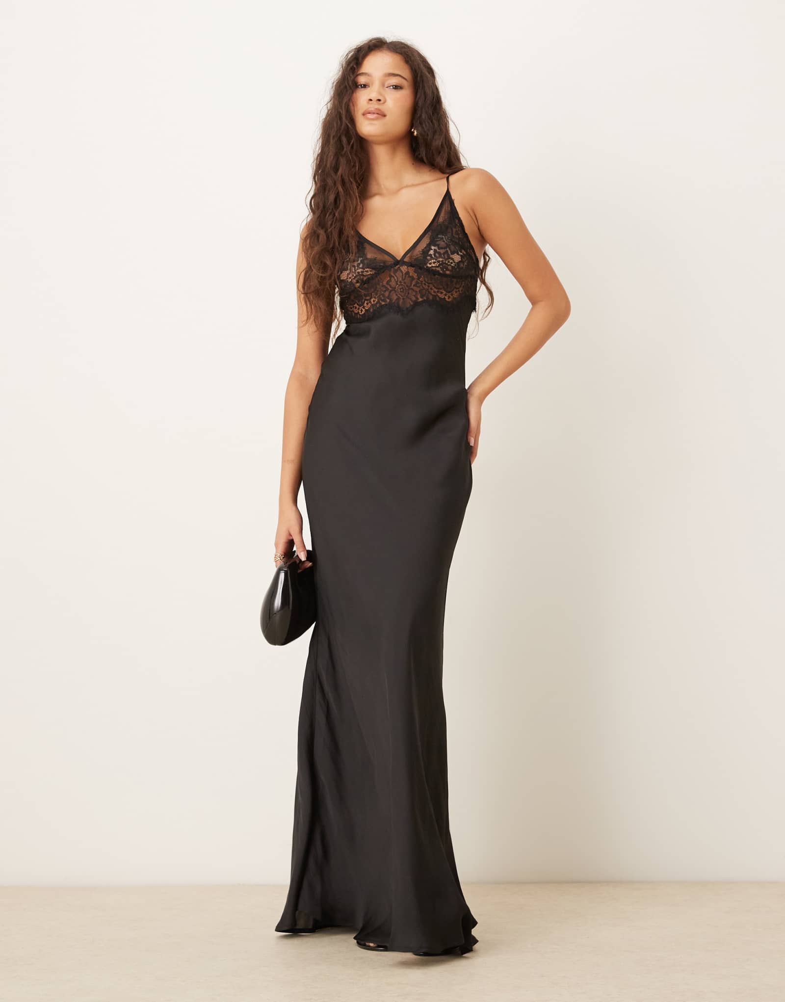 Удлиненное атласное платье на бретельках с кружевной отделкой VRG GRL черного цвета