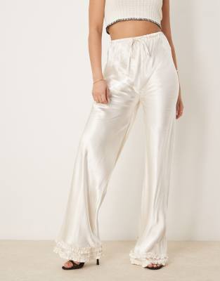 VRG GRL - Citara - Satinhose in Weiß mit Saumdetail