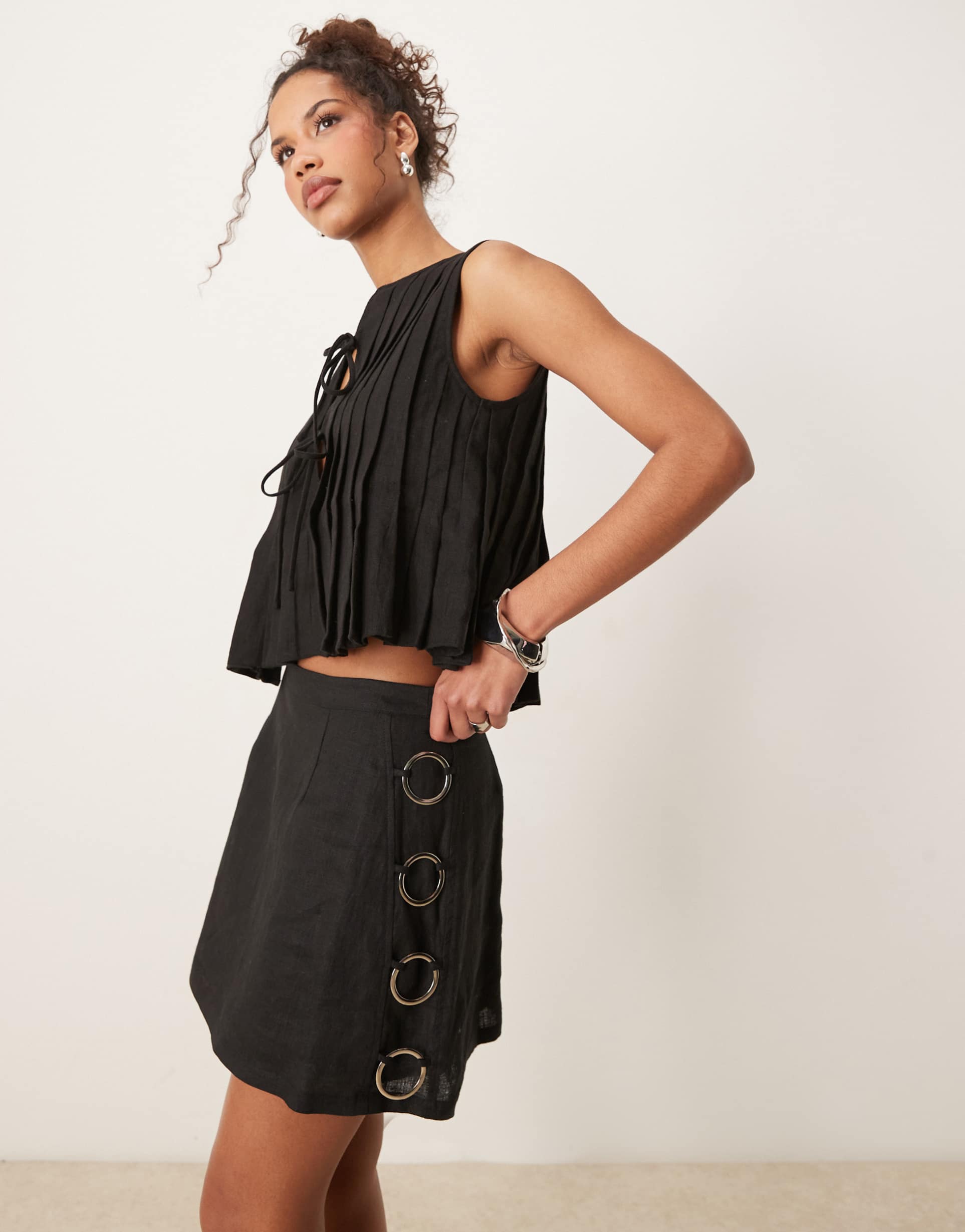 vrg grl discoteca linen mini skirt in black
