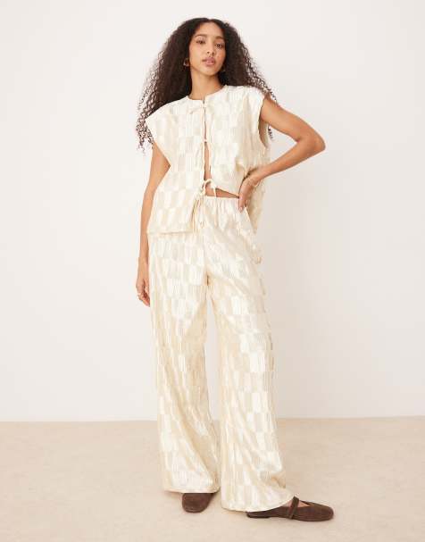 VRG GRL - Enni - Plissé broek met wijde pijpen in crème, deel van co-ord set - view 1