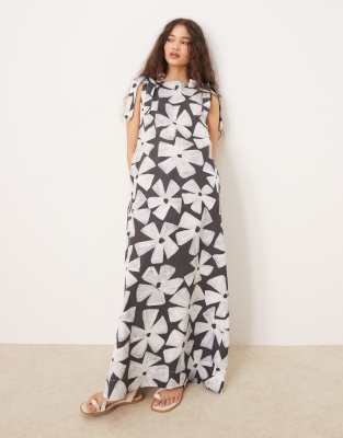 VRG GRL - Frances - Geverfde gebloemde maxi jurk in marineblauw - view 1
