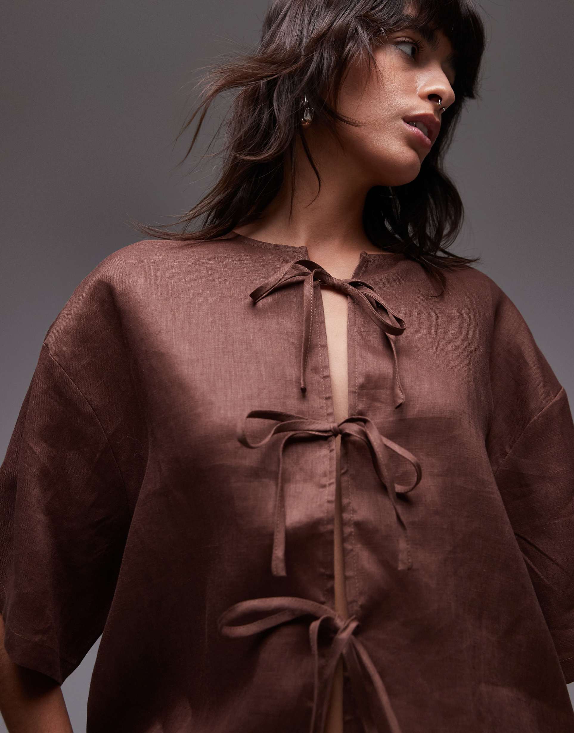 vrg grl naomi linen tie-detail smock top in chocolate