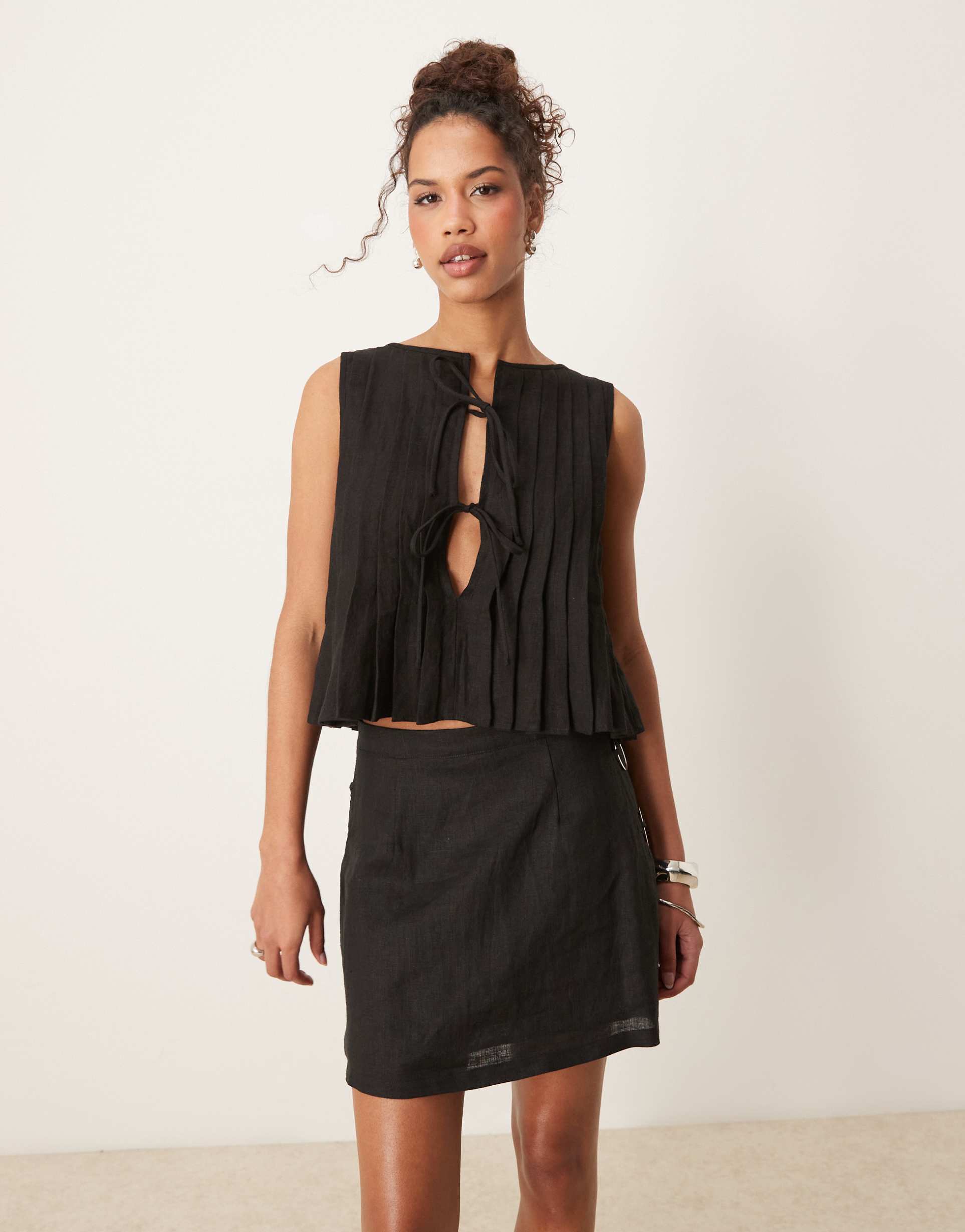 vrg grl valeria tie front linen top in black