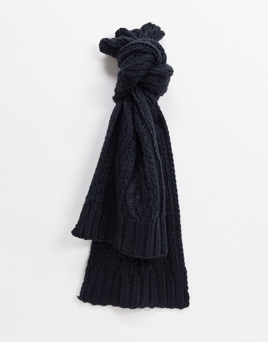 фото Вязаный шарф с узором «косы», комбинируется с другими вещами коллекции french connection-серый