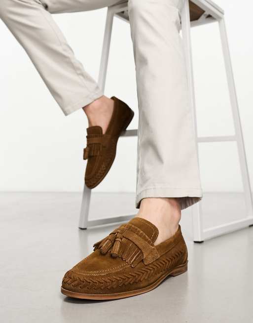 Walk London – Arrow – Bruna vävda loafers i mocka med tofsar 