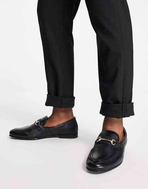 Walk London – Terry – Svarta loafers i grynigt läder med detalj