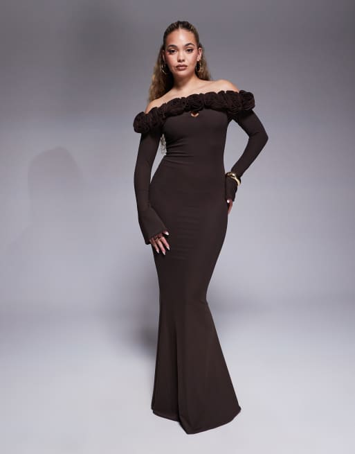 Wander Doll - Ainsleigh - Chokoladebrun maxikjole i bodycon-pasform med bardotsnit og corsagedetalje