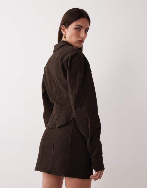 Wander Doll – Alix – Jeansjacke in Mokka mit geraffter Taille und Ziernaht, Kombiteil, 4 von 4