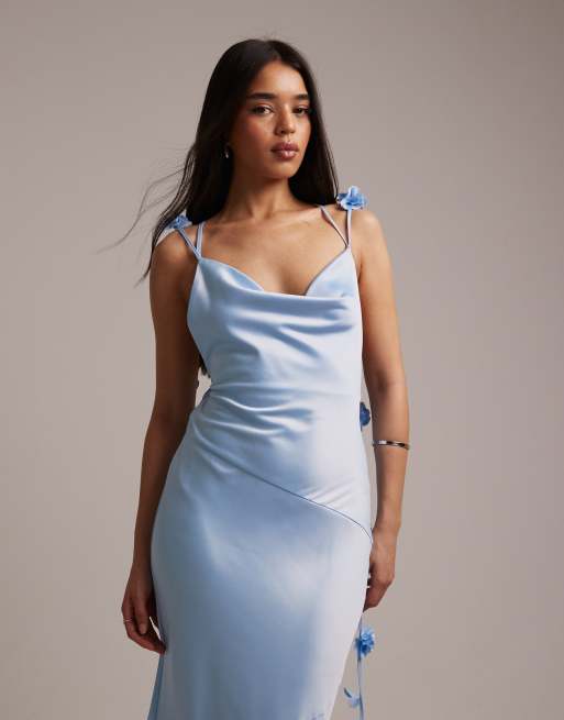 Wander Doll – Aria – Ljusblå maxiklänning i satin med draperad ringning, blomdetaljer och korsade band baktill, 2 av 5