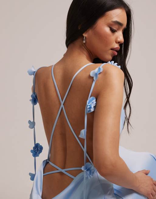 Wander Doll – Aria – Ljusblå maxiklänning i satin med draperad ringning, blomdetaljer och korsade band baktill, 5 av 5