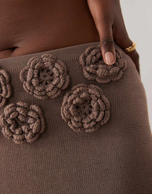 Wander Doll - Daisy - Gebreide maxi rok met corsage-detail in warm beige, deel van co-ord set, 3 van 4