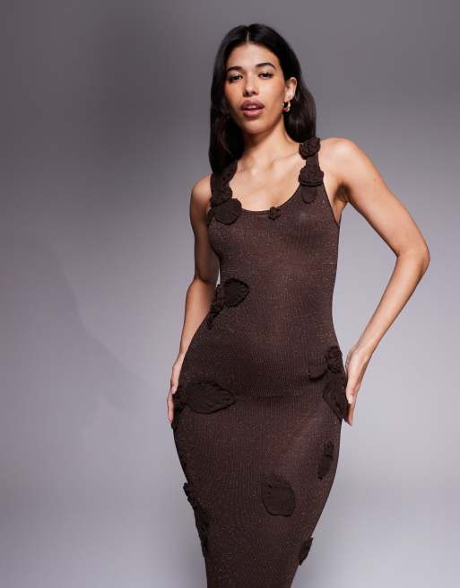 Wander Doll - Eden - Metallic gebreide maxi jurk met bloemenbladdetail in espresso, 2 van 4