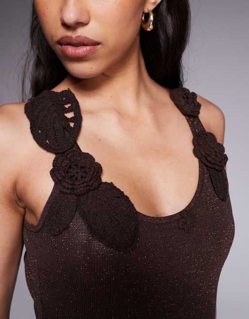 Wander Doll - Eden - Metallic gebreide maxi jurk met bloemenbladdetail in espresso, 3 van 4