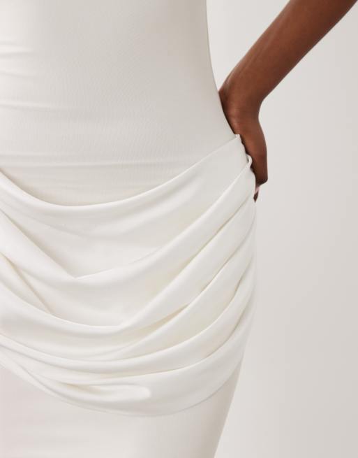Wander Doll - Eman - Mouwloze satijnen maxi bodycon jurk met rechte hals en gedrapeerde taille in wit, 3 van 4
