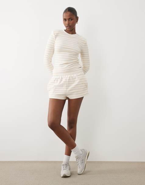 Wander Doll – Frankie – Hochwertiges Jersey-Set in Milch und Honigbraun aus kurzärmligem Polo-Oberteil, langärmligen Oberteil, Shorts und Hose - view 1
