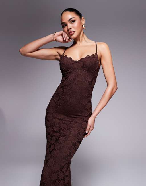 Wander Doll - Leah - Maxi jurk van kant met structuur, dunne bandjes en fishtail in chocoladebruin, 2 van 4