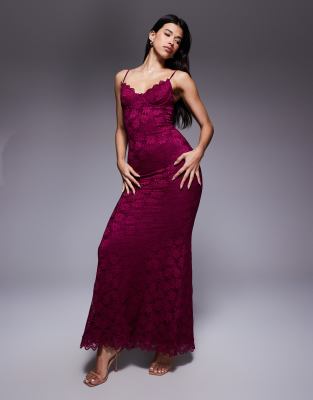 Wander Doll - Leah - Strukturiertes Spitzen-Maxikleid in Pflaume mit Camisole-Trägern und Meerjungfrauensaum-Lila