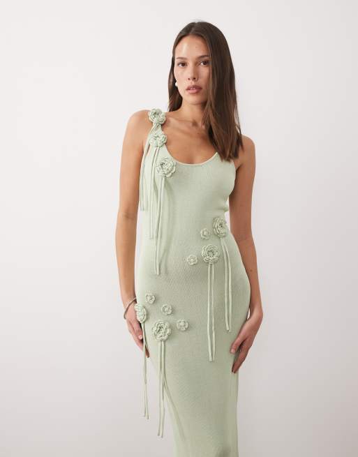 Wander Doll – Lillie – Exklusives Maxi-Strickkleid in Salbeigrün mit U-Ausschnitt und Ansteckblumendetails mit Fransen, 3 von 4