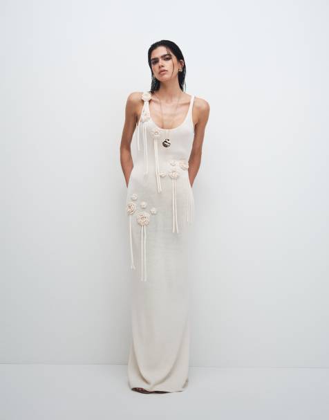 Wander Doll - Lillie - Gebreide maxi-jurk met lage ronde hals en corsages met kwastjes in vanille - view 1