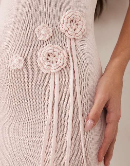Wander Doll – Lillie – Maxi-Strickkleid in Babyrosa mit U-Ausschnitt und Ansteckblumendetails mit Fransen, 2 von 4