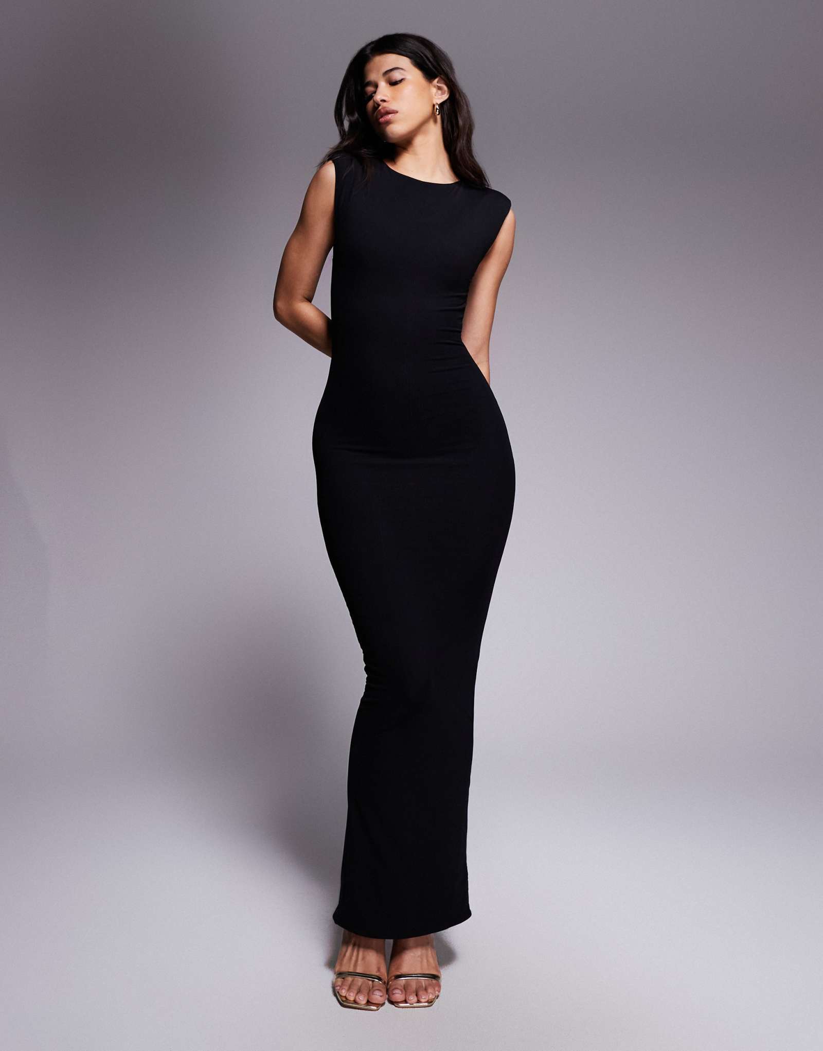 Кукла Wander Doll Naomi в облегающем макси-платье черного цвета со скульптурной накладкой на плече без рукавов