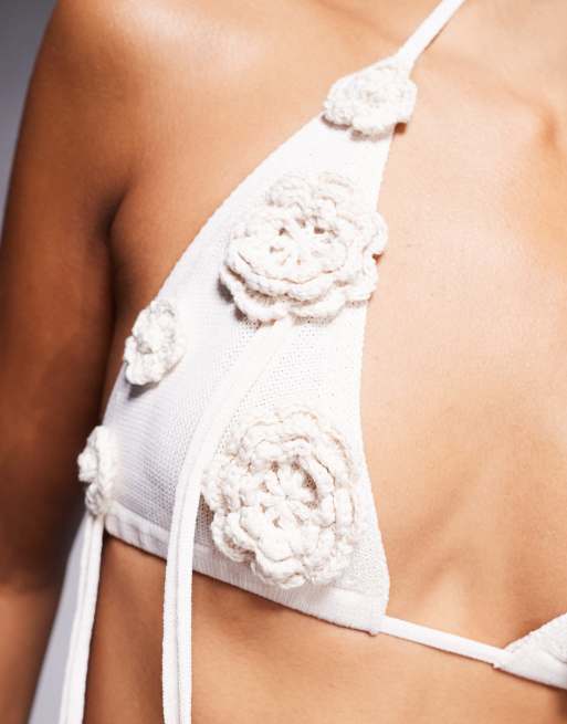 Wander Doll – Peony – Vaniljvit, stickad bralette-topp med blommor och tofsar, del av set, 3 av 4