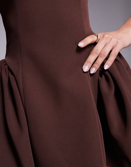 Wander Doll - Sabrina - Elegante mini-jurk met vierkante hals en gestructureerde plooien opzij in chocoladebruin, 3 van 4