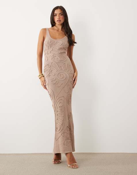 Wander Doll - Sunnie - Gebreide maxi jurk met abstract detail en gestrikte achterkant in lichtbruin - view 1