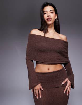 Wander Doll - Yasmin - Bardot-Oberteil aus Bouclé-Strick in dunklem Schokobraun mit breitem Umschlag und ausgestellten Ä...