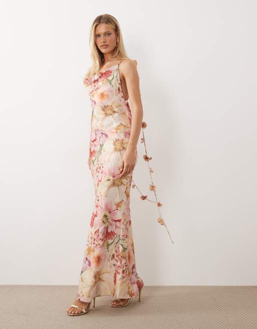 Wanderdoll – Aria – Rosa, blommig maxiklänning i satin med draperad ringning, blomdetaljer och korsade band baktill, 2 av 4