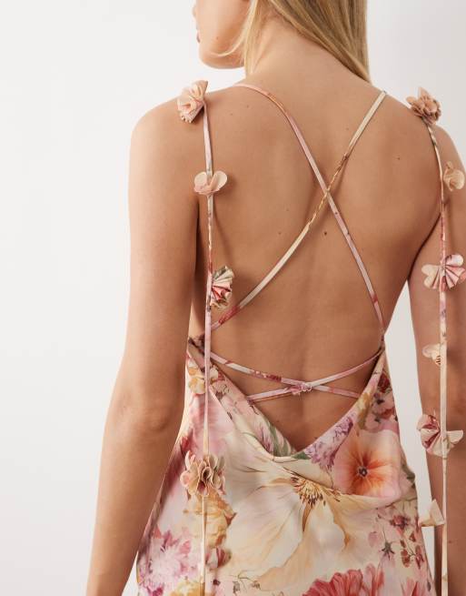 Wanderdoll – Aria – Rosa, blommig maxiklänning i satin med draperad ringning, blomdetaljer och korsade band baktill, 3 av 4
