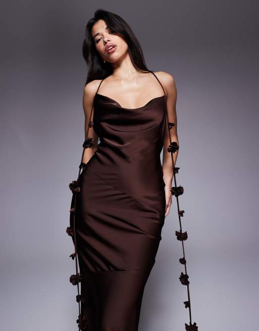 Wanderdoll - Aria - Chokoladebrun maxikjole med vandfaldsudskæring, krydsende snit på ryggen og draperede blomsterdetaljer i satin