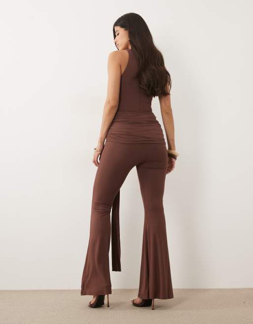 Wanderdoll - Bella - Pantalon d'ensemble large effet seconde peau sculptant avec détail drapé noué sur le côté - Chocolat, 3 de 5