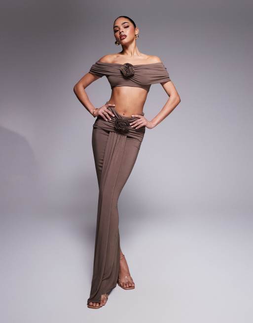 Wanderdoll - Belle - Ensemble en modal avec jupe drapée longue à grosse fleur et top froncé à encolure Bardot - Chocolat
