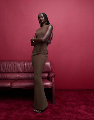 Wanderdoll - Bronte - Figurformendes, ärmelloses Maxikleid in Schokobraun mit goldfarbenem Metalldetail-Brown