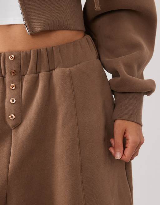 Wanderdoll - conjunto jogger de pernera barrel en mezcla de algodón premium marrón con detalle de botones delanteros, 3 de 5
