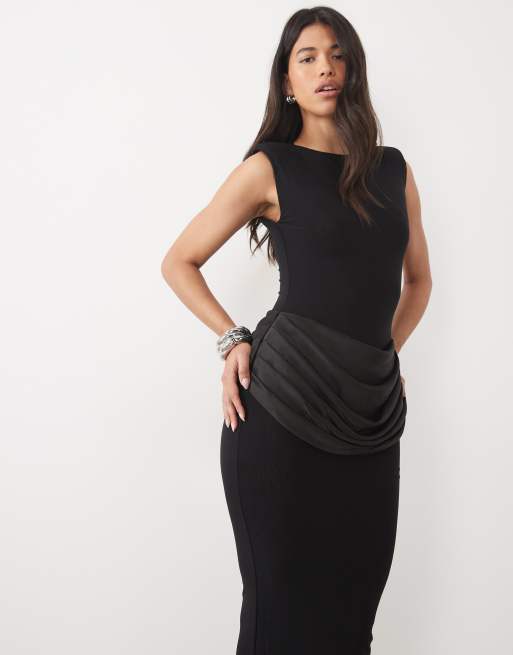 Wanderdoll – Eman – Ärmelloses Bodycon-Maxikleid aus Satin in Schwarz mit U-Boot-Ausschnitt und drapierter Taille, 4 von 4