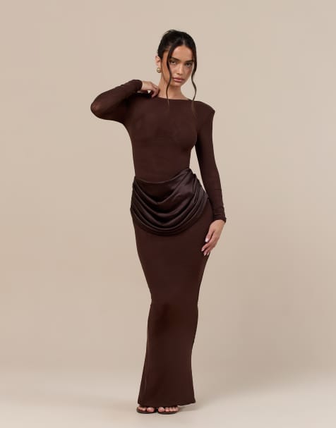 Wanderdoll Eman bodycon-maxikjole med skulptureret skrå hals, satin og draperet taljedetalje i chokoladebrun - view 1