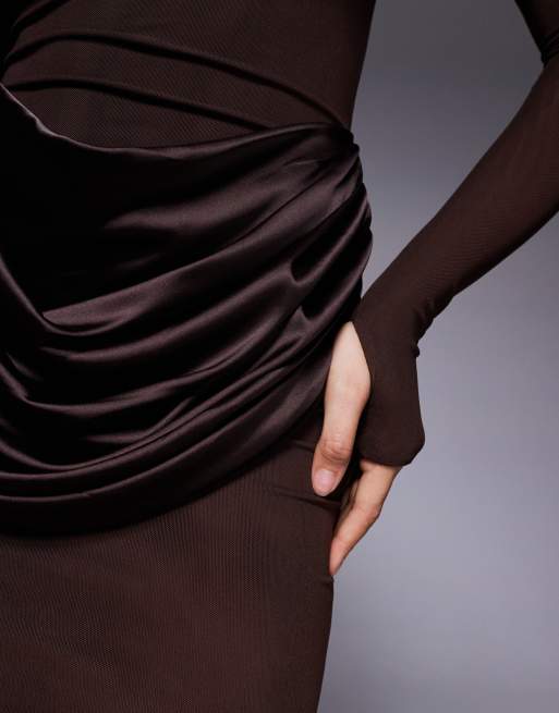 Wanderdoll - Eman - Chokoladebrun langærmet bodycon-maxikjole i satin med lige hals og draperet talje, 4 af 4